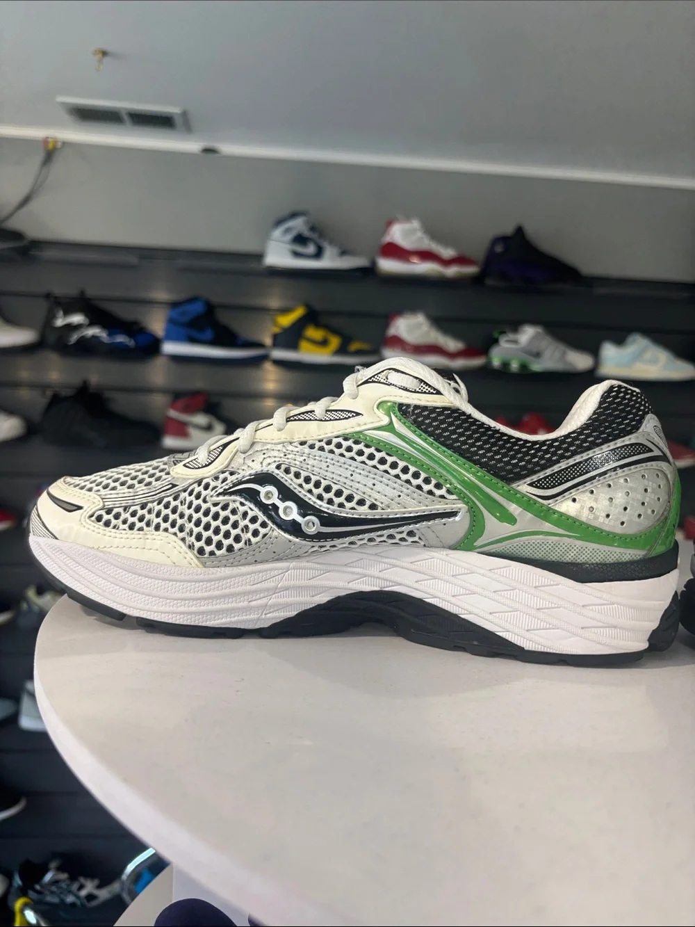 Saucony ProGrid Omni 9 in Silver/Green Mens Size 9